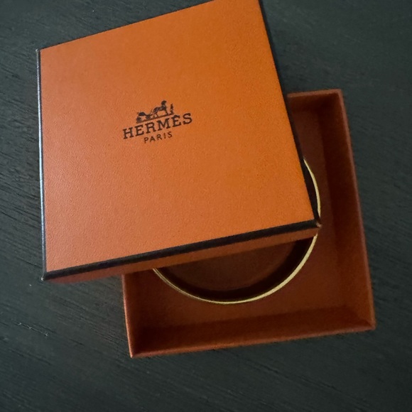 HERMES Black/White and 18k plated enamel bangle. - Picture 8 of 8